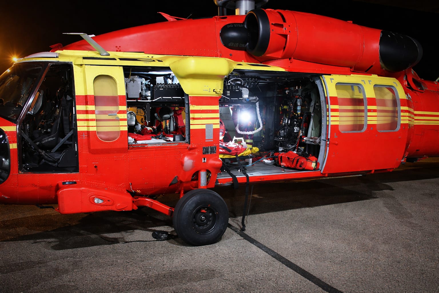 Premieră medicală în România: o tânără în stare critică a fost conectată la plămâni artificiali într-un elicopter