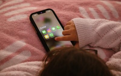 Telefonul personal scade performanța la citit în clasele primare arată un studiu UCLA