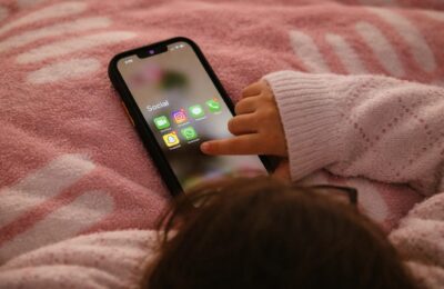Telefonul personal scade performanța la citit în clasele primare arată un studiu UCLA