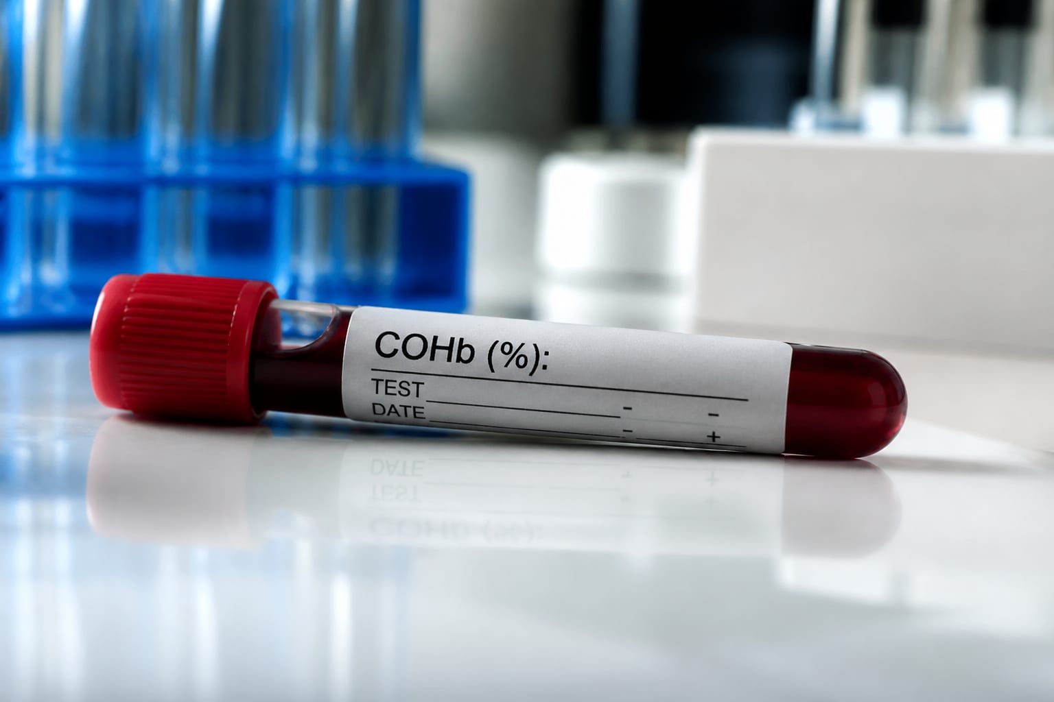 Un nou test de sânge poate semnala riscul de Alzheimer cu ani înainte de primele simptome