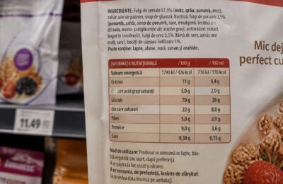 Cum identifici zahărul pe etichetă în 30 de secunde folosind reperul de 100 g sau 100 ml