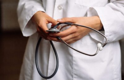 Moartea unui medic rezident la București atrage atenția asupra epuizării și lipsei de suport psihologic pentru medici
