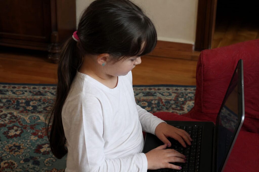 Sindromul pielii prăjite apare tot mai des la copii din cauza laptopurilor și tabletelor. Cum îl recunoști