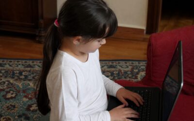Sindromul pielii prăjite apare tot mai des la copii din cauza laptopurilor și tabletelor. Cum îl recunoști