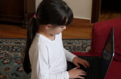 Sindromul pielii prăjite apare tot mai des la copii din cauza laptopurilor și tabletelor. Cum îl recunoști
