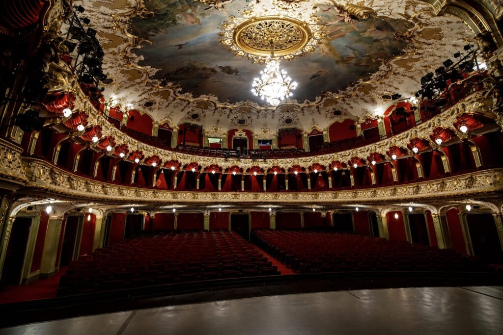 Manuela Barna-Ipate și Cosmin Marcovici urcă pe scena Operei din Iași în „La traviata”