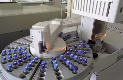 Peptidele au ajuns din laborator în trendul de wellness. Eticheta „research use only” nu înseamnă tratament sigur