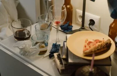 După o seară cu alcool, Eleanor se teme de ce a spus. De ce mahmureala poate aduce anxietate