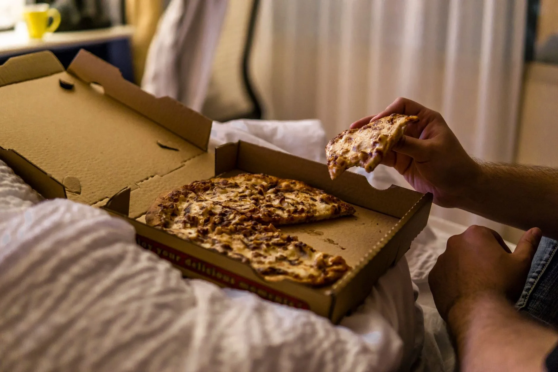 Mese târzii cu pizza în pat