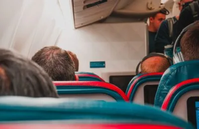 Cum se reduce riscul de infecții în avion și când masca nu este recomandată unui pasager care se simte rău