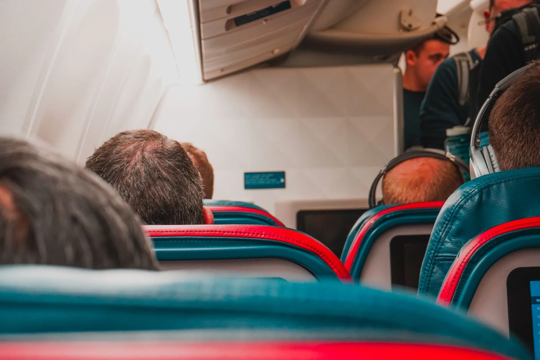 Pasageri în cabina unui avion