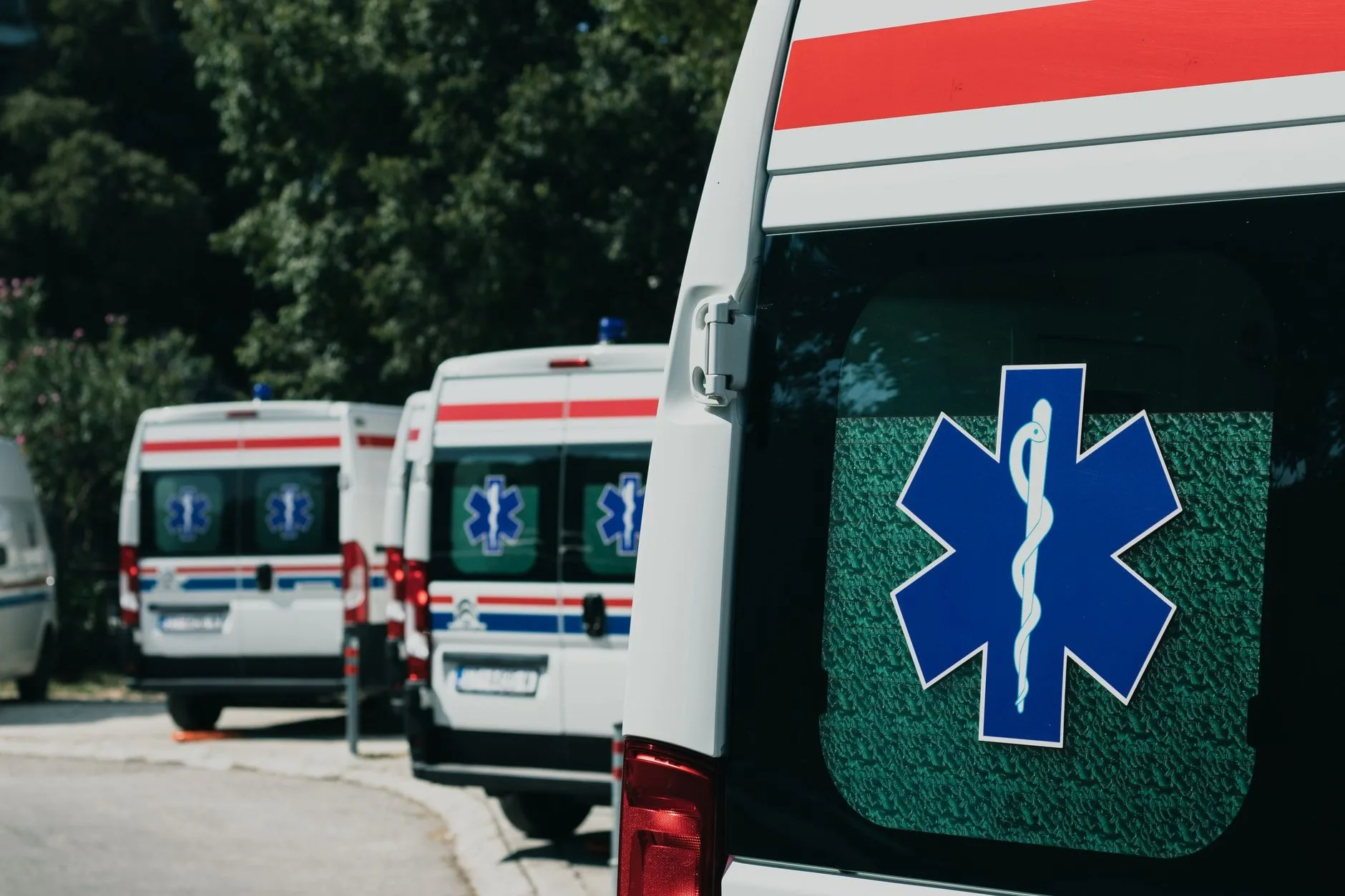 Autospeciale parcate de serviciu de ambulanță