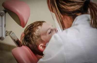 Cariile copiilor pot fi oprite fără freză cu un lichid aplicat pe dinte, arată un studiu clinic